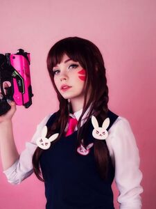 Caticorn spielt. D.Va. Overwatch. Schulmädchen (15 Bilder)