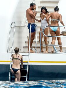 Selena Gomez Cara Delevingne Badeanzug Set Durchgesickert