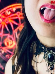 Aroomi Kims OnlyFans-Album mit freizügigen Bildern ihrer Brüste und ihres großen Pos wurde geleakt