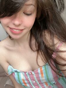 Belle Delphine: Nackt- und ungeschminktes OnlyFans-Set geleakt