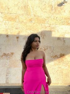 Princesa Zara desnuda con tetas y coño peludo filtra fotos de OnlyFans