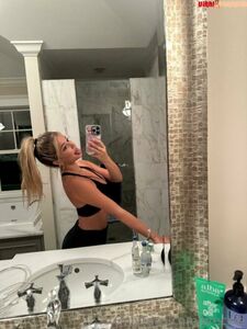 Se filtran fotos de Breckie Hill desnuda, con sus pechos y trasero enormes, en OnlyFans.