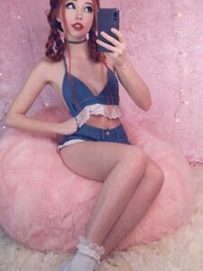 Belle Delphine Sesión de Fotos Selfie de Plátano de Onlyfans Filtrada