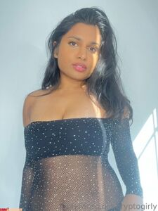 Princesa Zara desnuda con tetas y coño peludo filtra fotos de OnlyFans