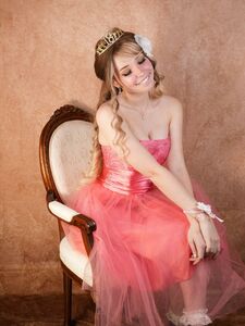 Se filtró el vestido rosa de Belle Delphine para la noche de graduación (solo para fans).