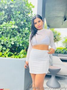 Princesa Zara desnuda con tetas y coño peludo filtra fotos de OnlyFans