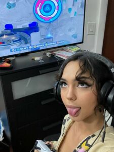 Layladeline, une bombe, a fait une fuite de photos de son vagin et de ses tétons sur OnlyFans en 2023.