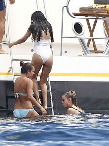 Ensemble de maillots de bain de Selena Gomez et Cara Delevingne fuité