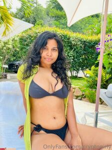 Photos OnlyFans de la princesse Zara dénudée, seins et pubis poilu divulgués