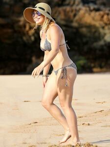 Hilary Duff Paparazzi Bikini Spiaggia Set Trapelato