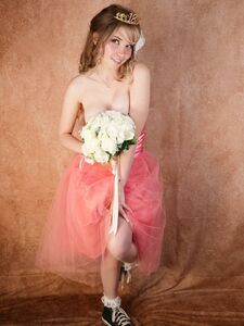 Belle Delphine nuda per il ballo di fine anno con abito rosa, set OnlyFans trapelato