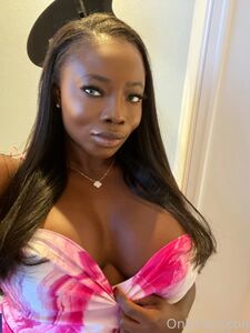 IsabellemillerxのOnlyFansがヌード写真を流出