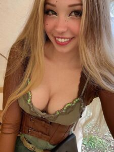 Vazou o conjunto de cosplay de Belle Delphine para feira medieval no OnlyFans.