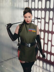 Vazou o ensaio fotográfico de Meg Turney nua fazendo cosplay de Wilhuff Tarkin no OnlyFans.