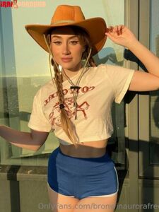 Fotos vazadas de Bronwin Aurora, incluindo fotos de sua vagina e seios, no OnlyFans em 2023.