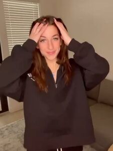 Vídeo vazado de Megan McCarthy de moletom no OnlyFans