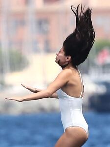 Conjunto de Uma Peça Transparente da Selena Gomez Vazada