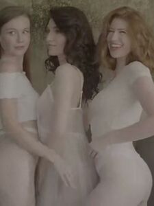 Vídeo vazado da sessão de fotos lésbicas nuas de Emily Bloom