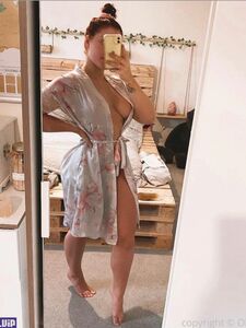 Fotos nuas de Oliviarose vazaram do OnlyFans