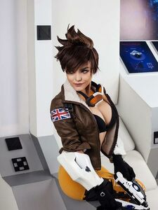 Vazou o ensaio fotográfico de Kalinka fox, cosplay de Tracer de Overwatch, no OnlyFans.