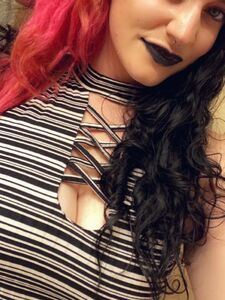 У Thatonegothgirl в OnlyFans появились последние откровенные фотографии.