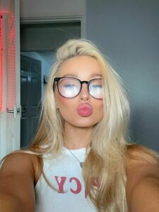 Charlotte Parkes'in OnlyFans hesabından son çıplak fotoğrafları sızdı.