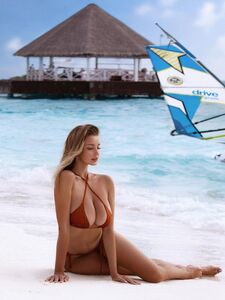 Mary Nabokova seksi turuncu bikinisiyle