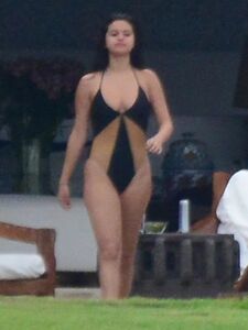 Selena Gomez Seksi Tek Parça Mayo Paparazzi Seti Sızdırıldı