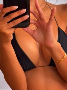 Chanel Uzi 自拍比基尼脱衣 Onlyfans 视频泄露