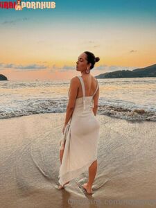 Hopebeel，这位身材火辣的健身模特，最新发布的OnlyFans照片泄露，照片中她露出了傲人的胸部和翘臀。